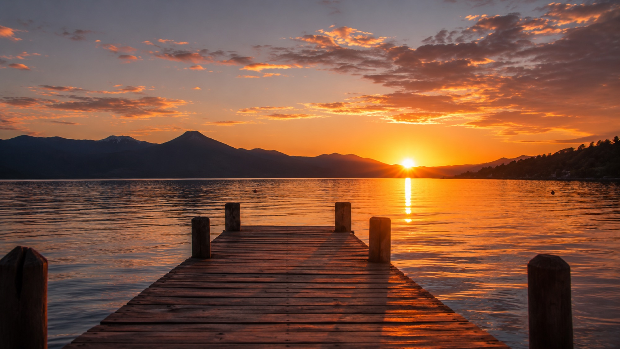 Atardecer dorado en el muelle del lago Villarrica, Pucón